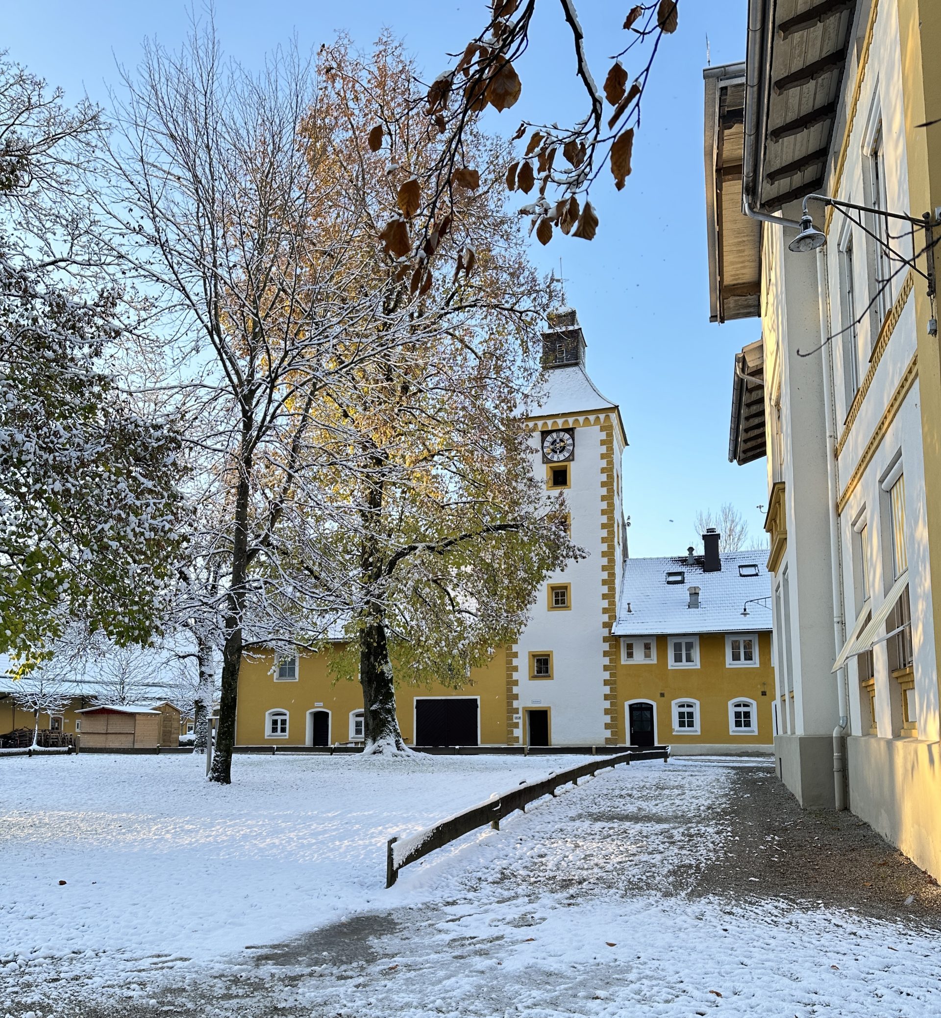 Schulhaus und Glockenturm im Schnee