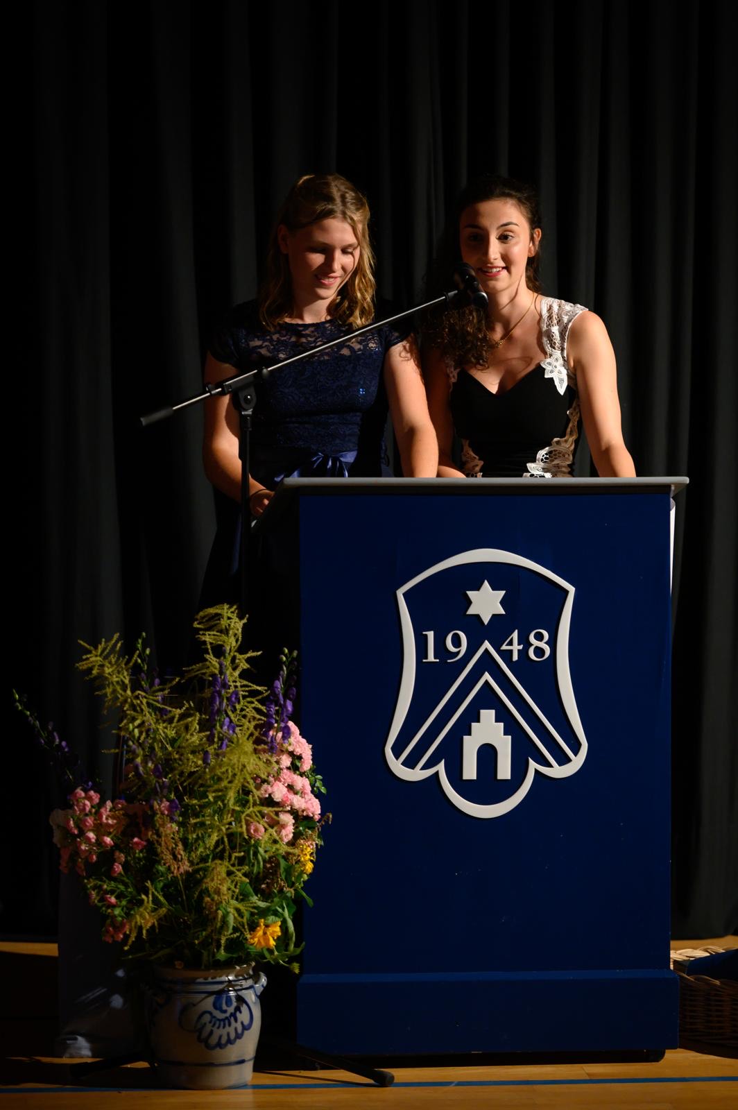 Tessa und Anna bei ihrer Abi-Rede