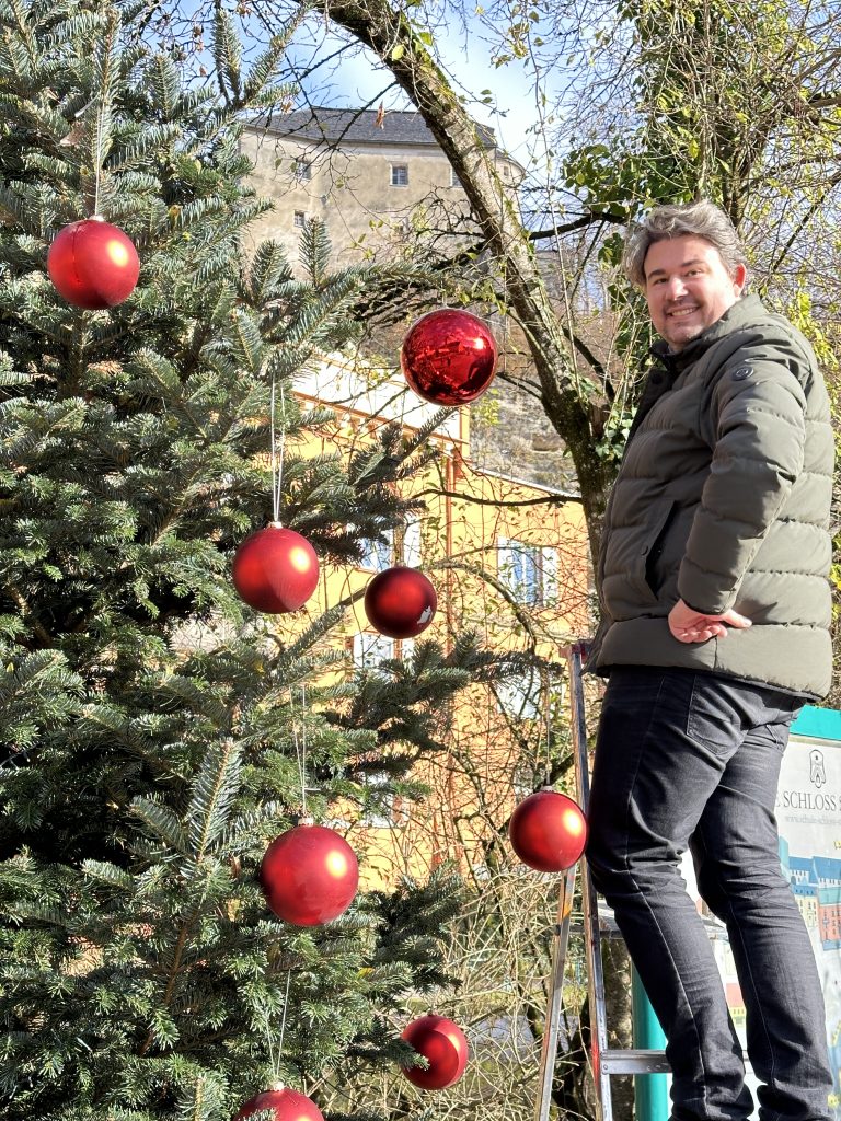 Moritz beim Christbaum schmücken