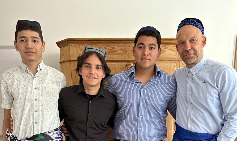 Usbekische Schüler und ihr Erzieher.