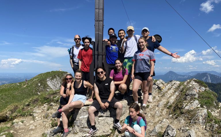 Steinerinnen und Steiner auf dem Gipfel des Hochgerns
