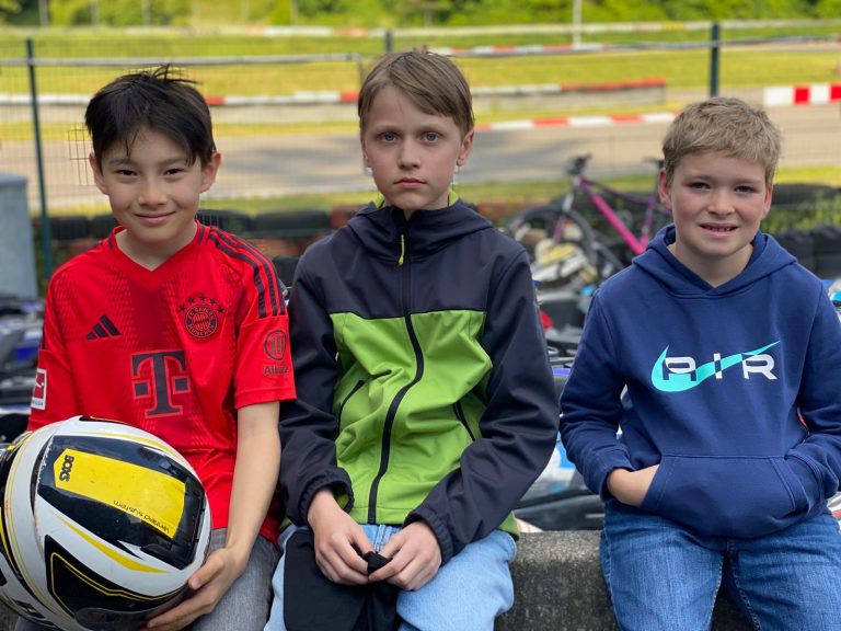 die kleinen Jungs vor dem Kartfahren