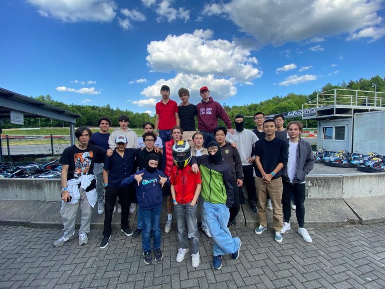 Alle Internats-Jungs beim Kartfahren