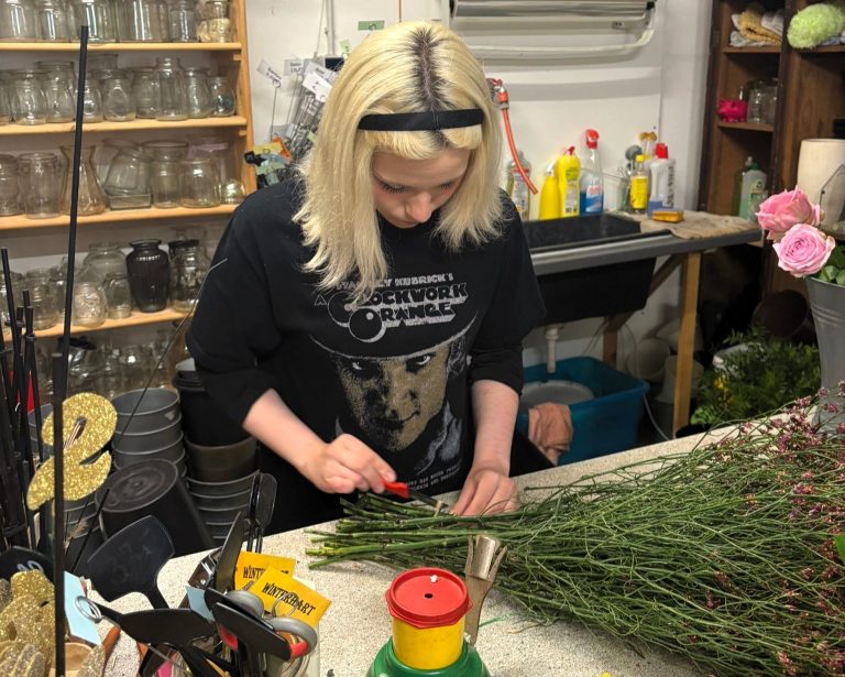 Kristina im Blumenladen