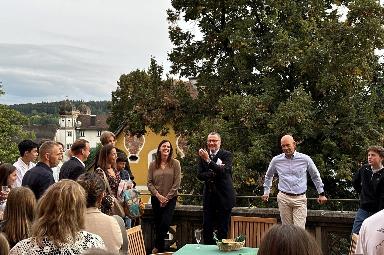 Begrüßung der Neuen auf dem Balkon