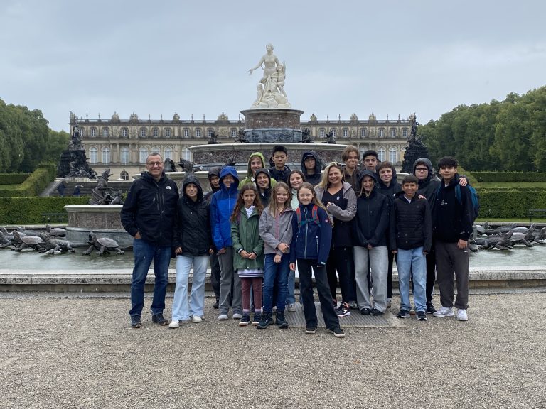 Unsere neuen Schülerinnen und Schüler vor dem Schloss Herrenchiemsee