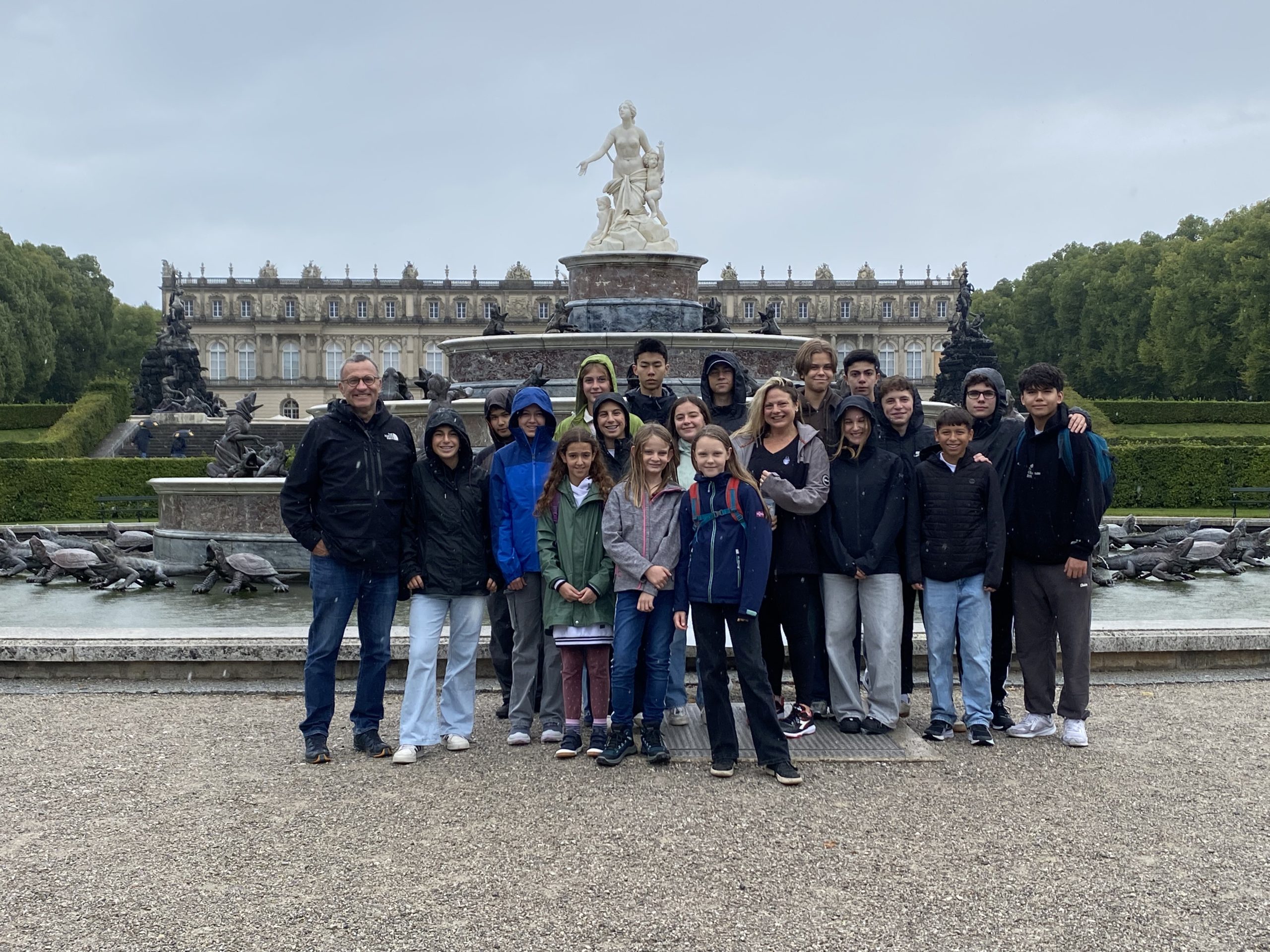 Unsere neuen Schülerinnen und Schüler vor dem Schloss Herrenchiemsee
