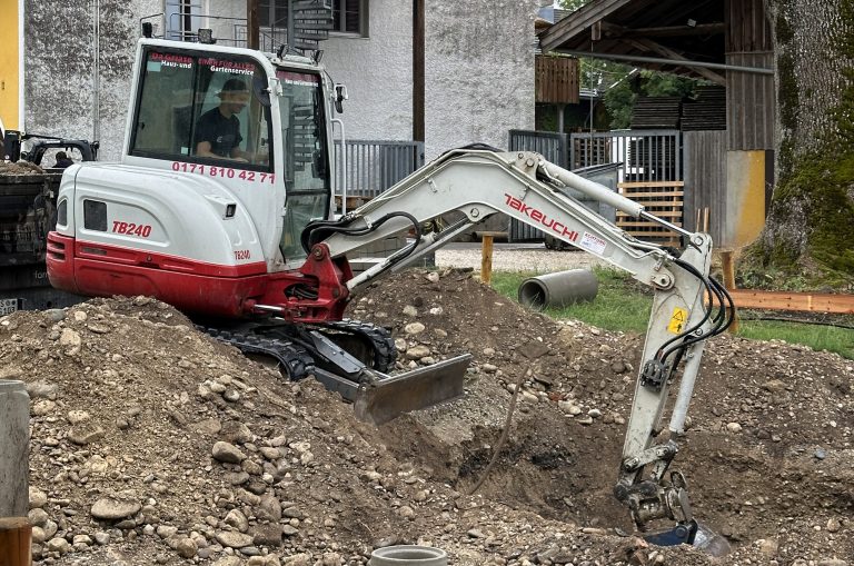 Tobi beim baggern der Grube