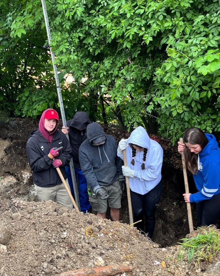 Mädels und Jungs beim graben