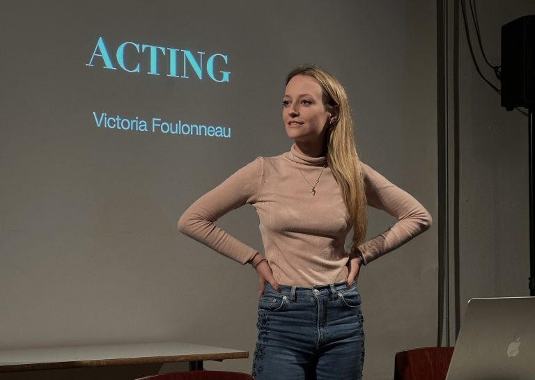 Victoria Foulonneau bei ihrem Vortrag in Stein