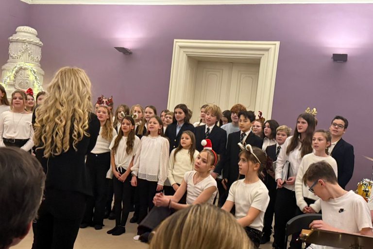 Schülerinnen und Schüler der Schule Schloss Stein am Stiftsgymnasium Wilhering