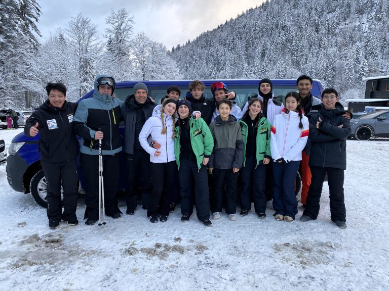 Steiner Internatsschüler vor dem Skifahren