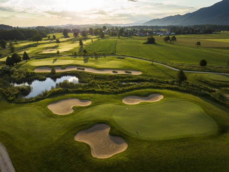 golfplatz resort das achental blick in die chiemgauer berge chiemsee chiemgau grassau 1 (1)