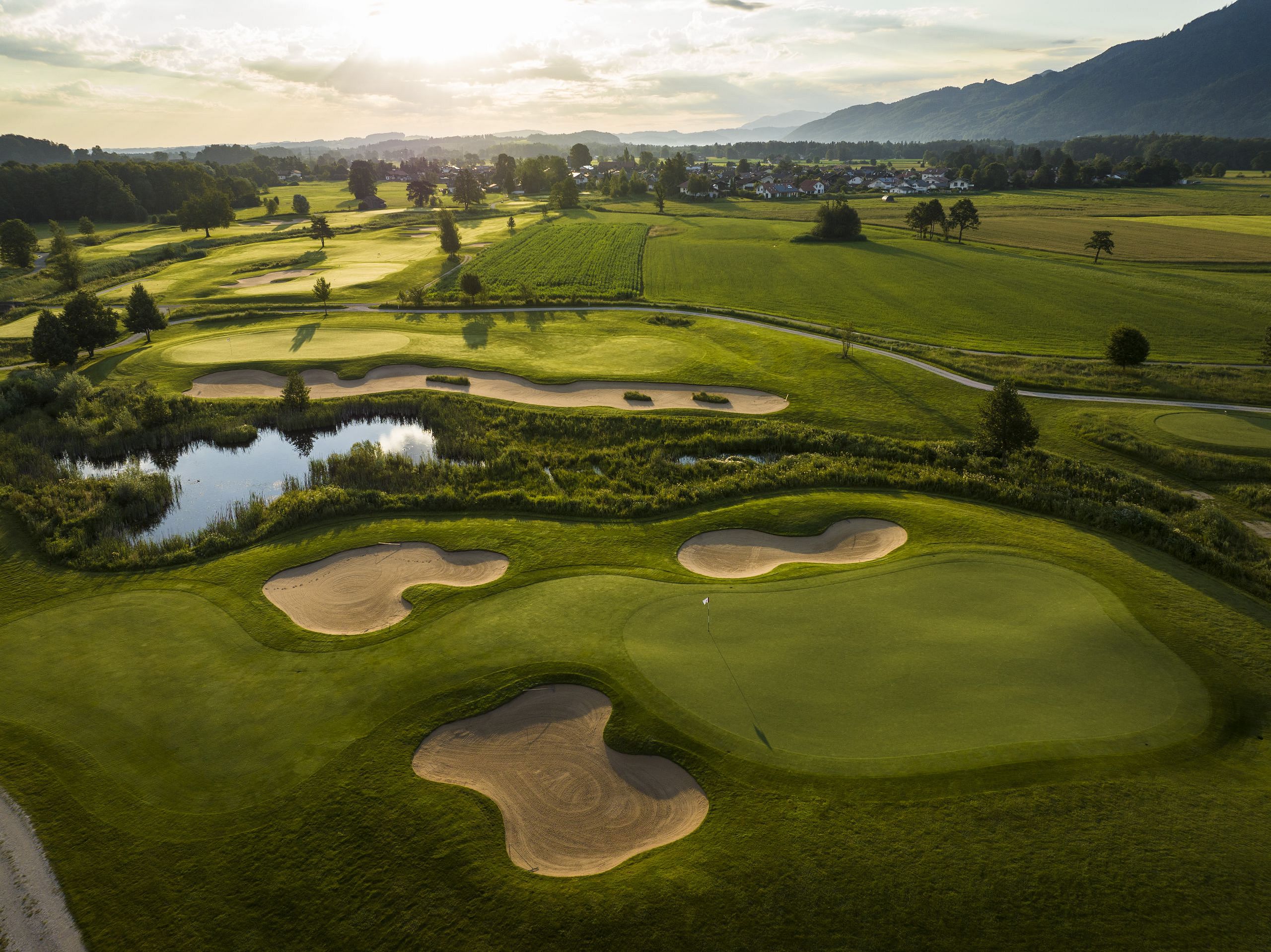 golfplatz resort das achental blick in die chiemgauer berge chiemsee chiemgau grassau 1 (1)