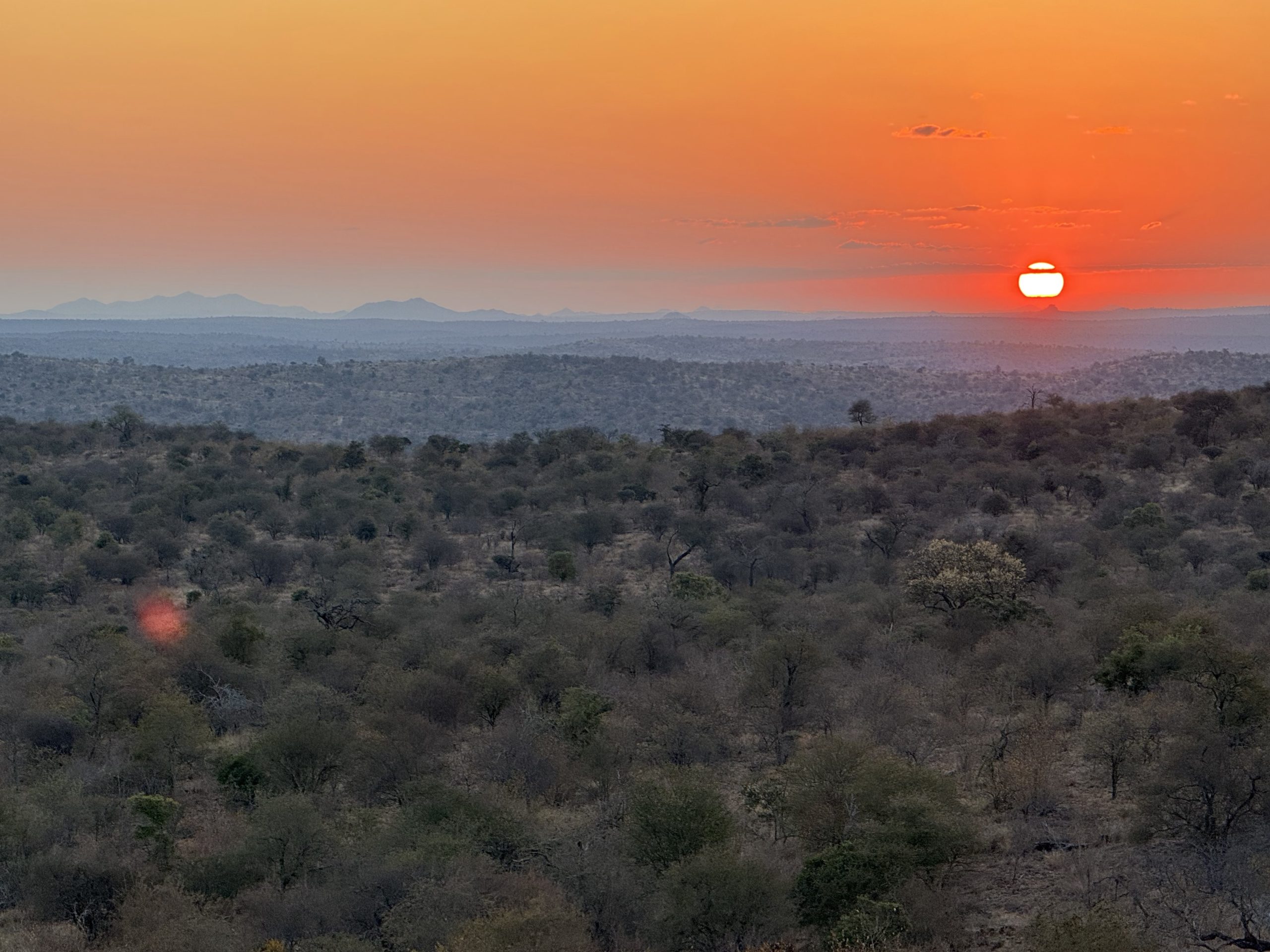 Sonnenuntergang über dem wilden Afrika