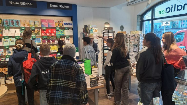 Steiner Schülerinnen und Schüler am Welttag des Buches