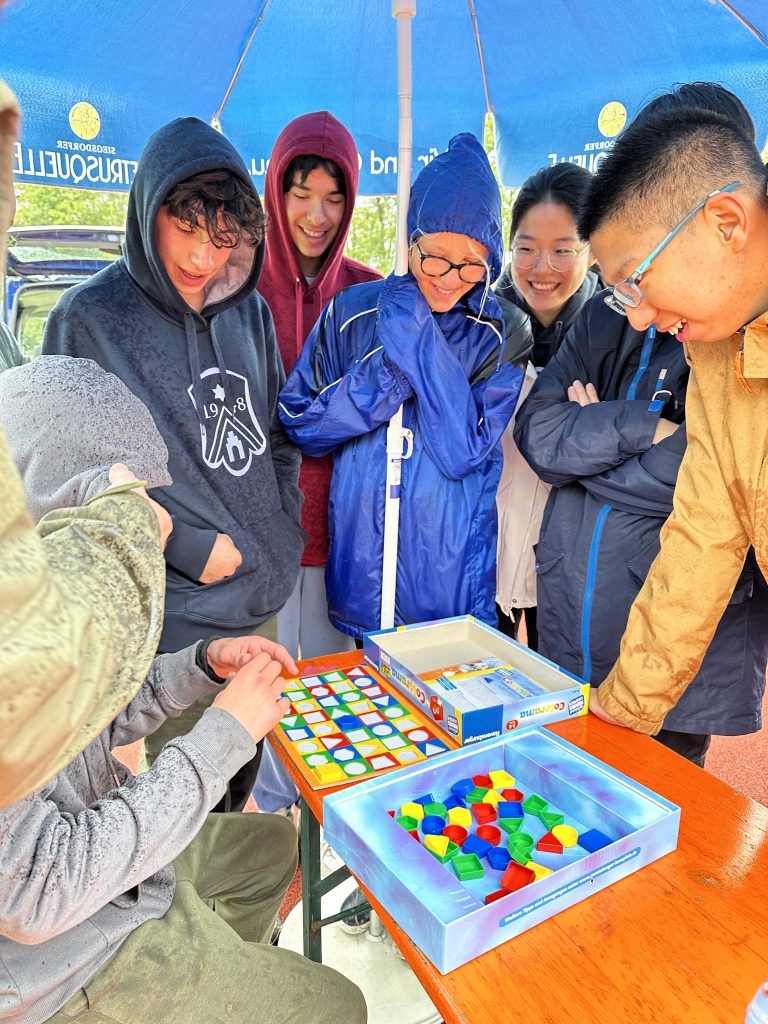 jien und seine gruppe bei der schnitzeljagd